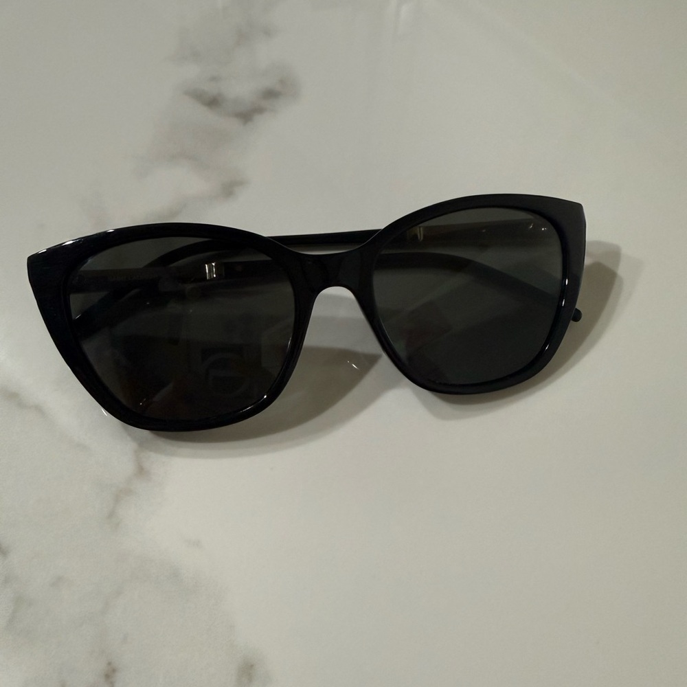 Classic Black Cat-Eye Women's Sunglasses - Unbranded